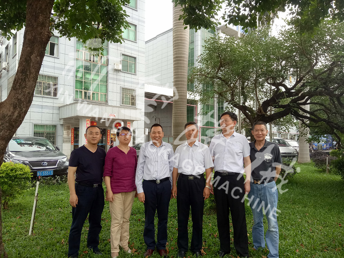 總裝備部劉思剛少將、新華社李建琦博士一行蒞臨新望公司考察指導(dǎo)