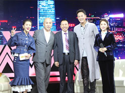 新望董事長(zhǎng)羅永輝與著名歌星劉尊老師、汪正正老師、郭津彤老師、主持人雅琪在北京電視臺(tái)錄制節(jié)目現(xiàn)場(chǎng)親切合影